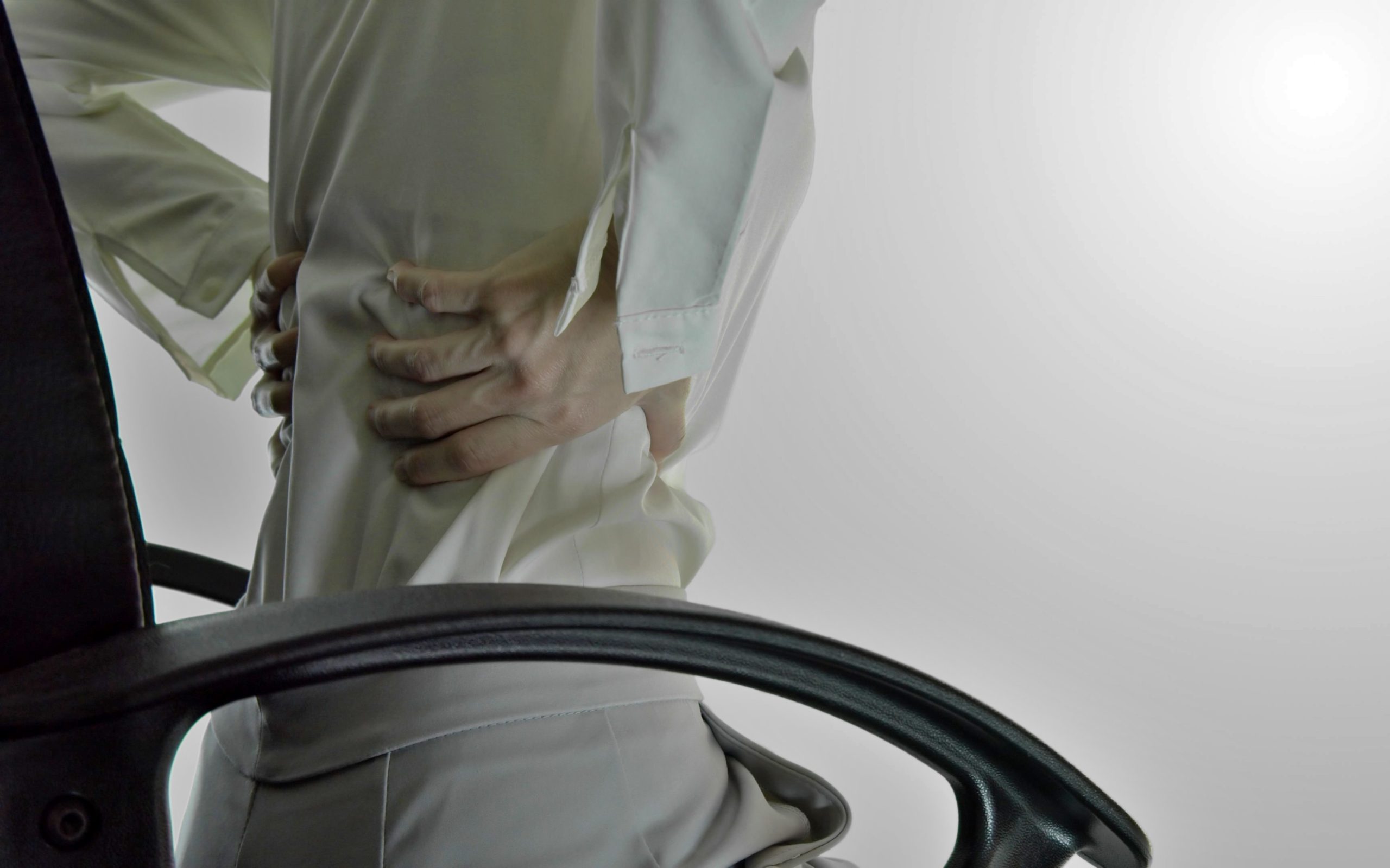 腰痛に苦しむ女性