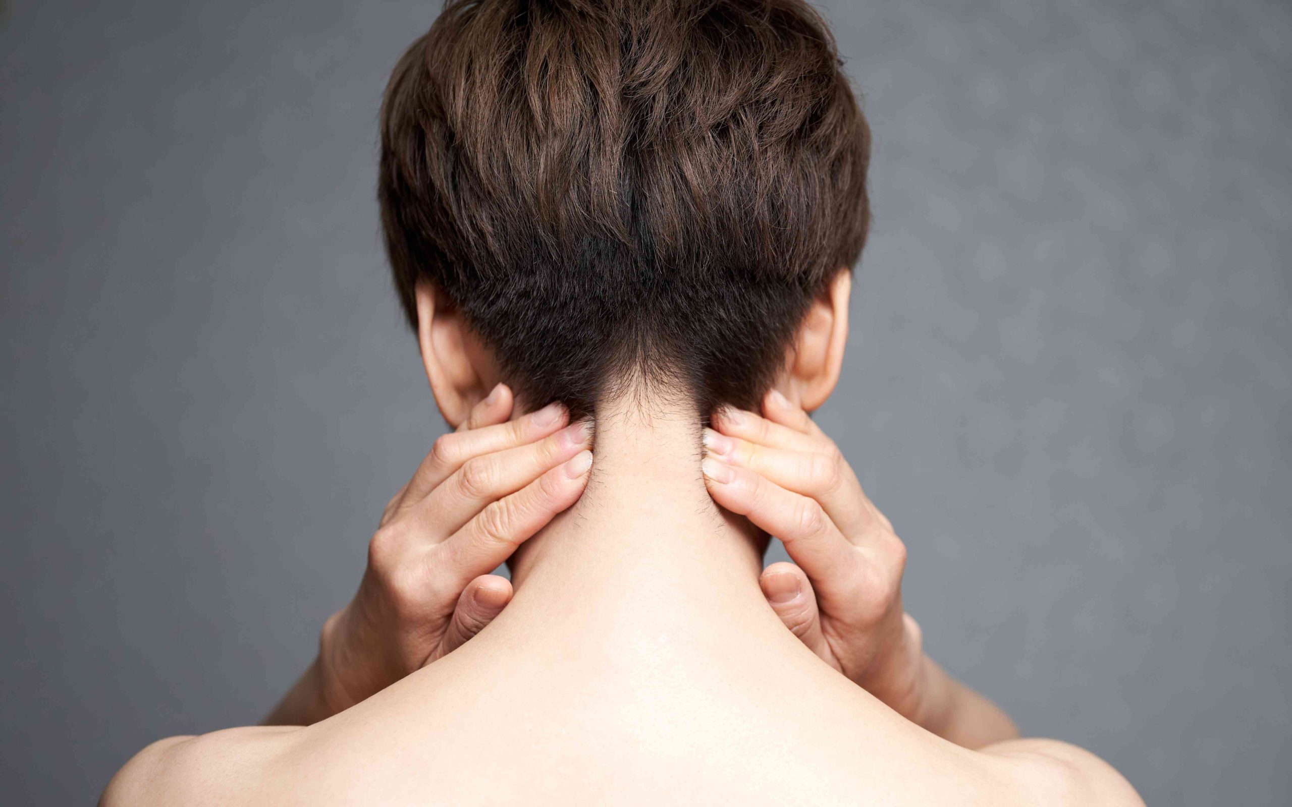 首が痛い女性